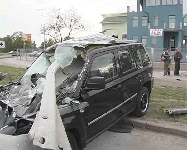 ДТП в Киеве : Jeep Patriot проехал с отбойником в лобовом стекле 20 метров (ФОТО)