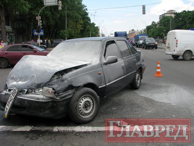 ДТП в Киеве : на бульваре Перова Daewoo Nexia разбил до неузнаваемости ВАЗ-21099 (ФОТО)