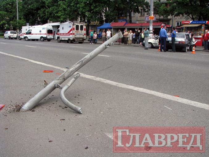 ДТП в Киеве : на бульваре Перова Daewoo Nexia разбил до неузнаваемости ВАЗ-21099 (ФОТО)