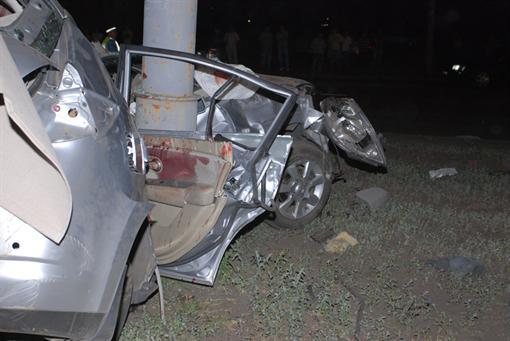 Автокатастрофа в Киеве : Nissan Tiida сбил пешехода и намотался на столб - трое погибло, двое в коме (ФОТО)