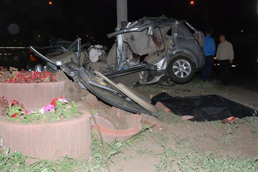 Автокатастрофа в Киеве : Nissan Tiida сбил пешехода и намотался на столб - трое погибло, двое в коме (ФОТО)